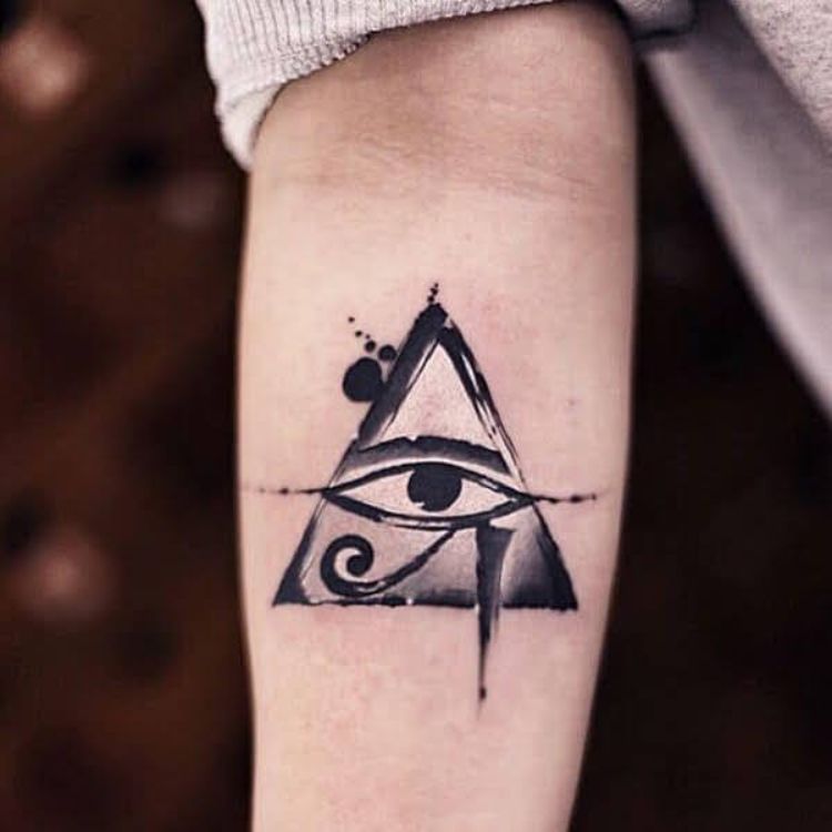 Hình xăm con mắt tam giác trên tay, phong cách blackwork, chi tiết rõ nét, độ phân giải HD.