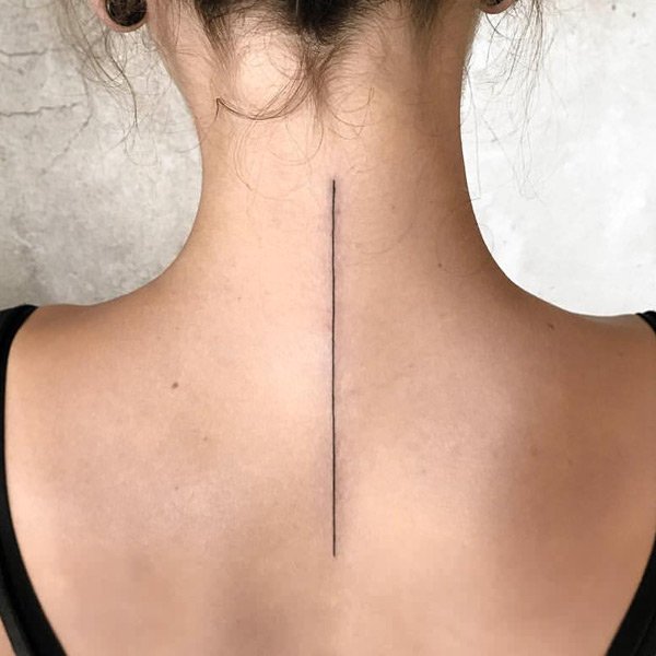 Hình xăm đường thẳng tối giản trên gáy, phong cách blackwork, độ phân giải HD.