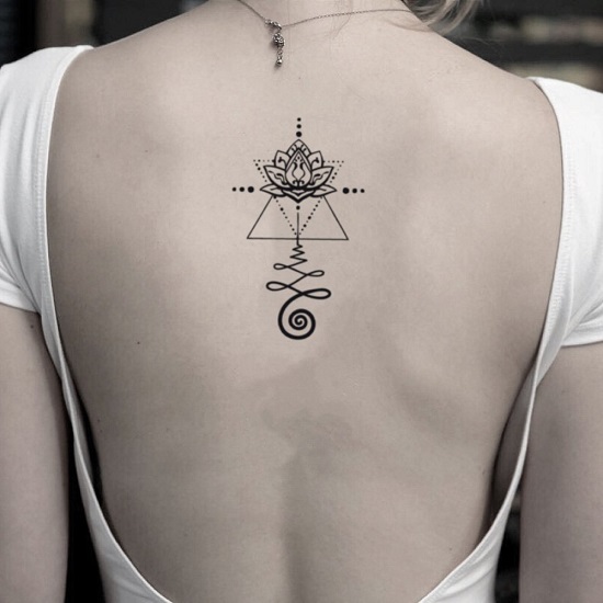 Hình xăm hoa sen hình học trên lưng, phong cách blackwork, chi tiết tinh tế, ảnh HD.