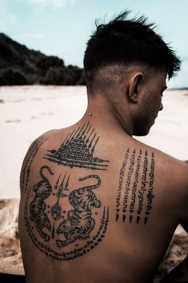 Hình xăm bùa chú và hổ trên lưng, phong cách blackwork, chi tiết cao, ảnh HD.