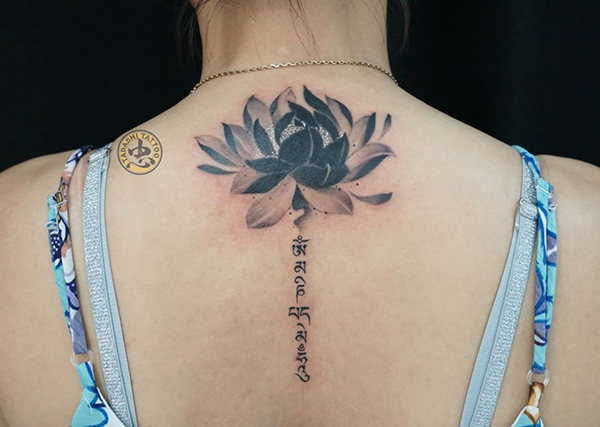 Hình xăm hoa sen đen ở lưng, phong cách blackwork, chi tiết rõ nét, độ phân giải HD.